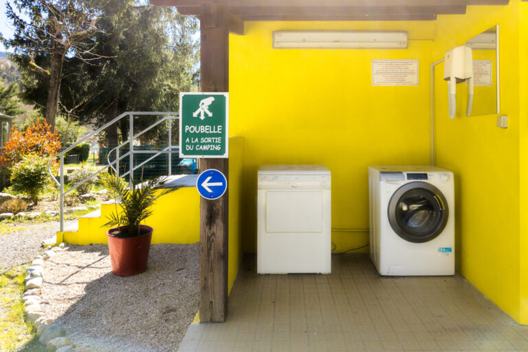service du camping les templiers avec machine à laver et seche linge